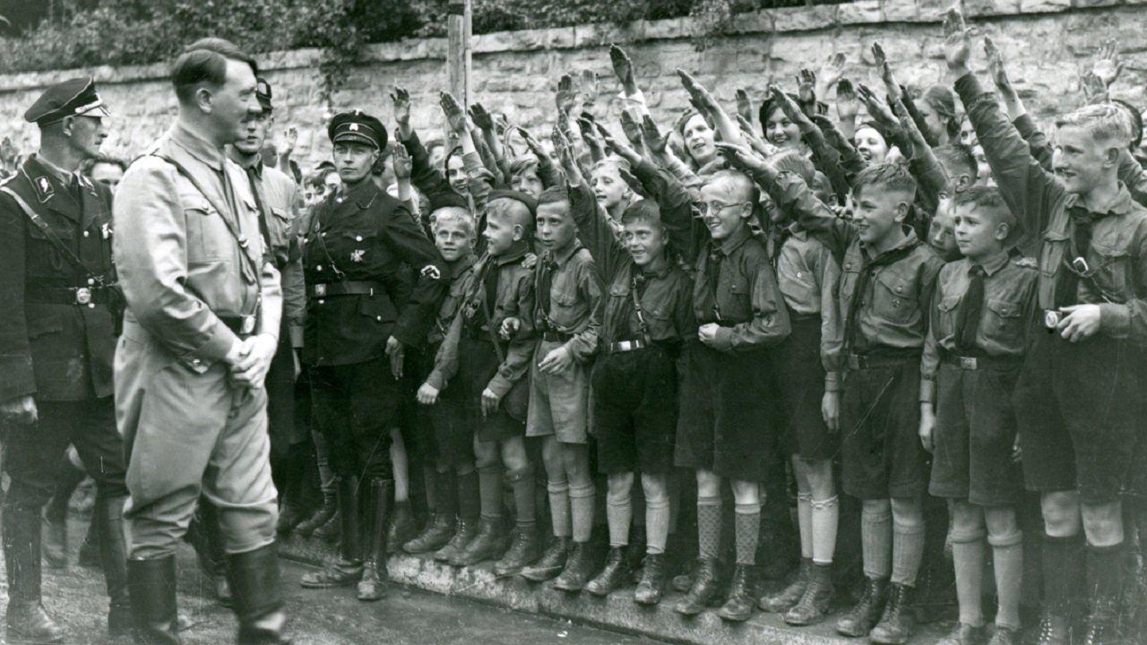 NOS-docuserie over de rol van beeld bij de opkomst en ondergang van Hitler