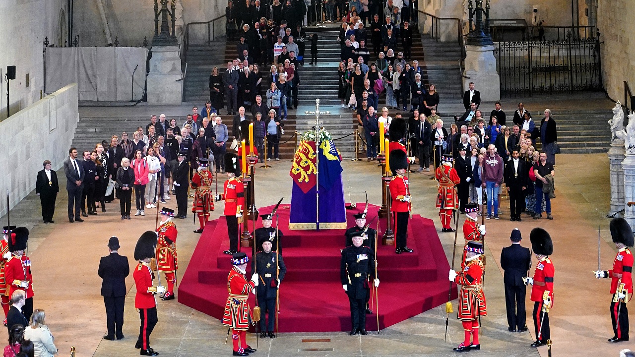 Staatsbegrafenis Queen Elizabeth live bij NOS op radio, tv en online