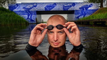 Maarten van der Weijden zwemt de Elfstedentocht